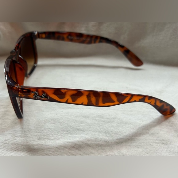 Ray-Ban RB4165 Justin Classic Sunglasses and Case - Picture 2 of 5